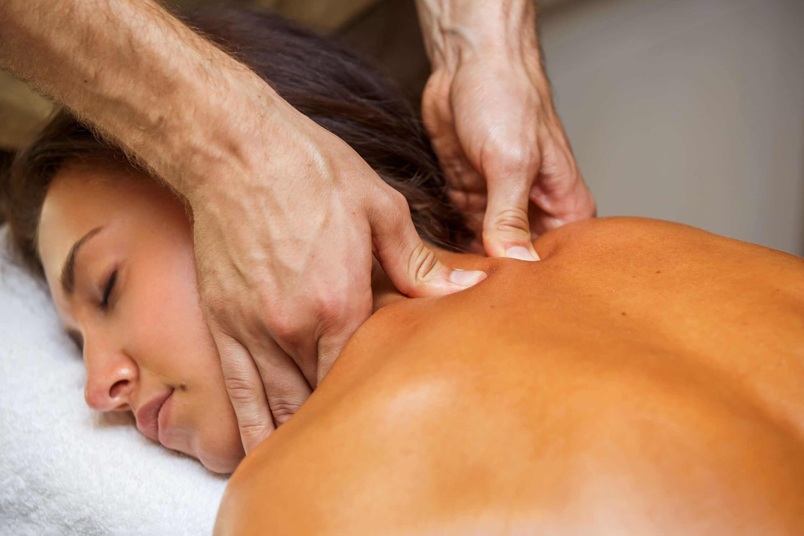 Масаж шийно-комірцевої зони